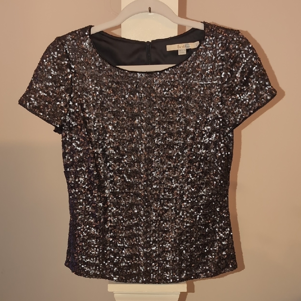 Grey fitted blouse with crew neck and short sleeves featuring silver sequins